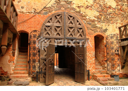 北欧バルト三国リトアニア 首都ヴィリニュス近郊の都市トラカイの名所トラカイ城の中庭の門 北欧バルト三国リトアニア 首都ヴィリニュス近郊の都市トラカイの名所トラカイ城の中庭の門 103401771