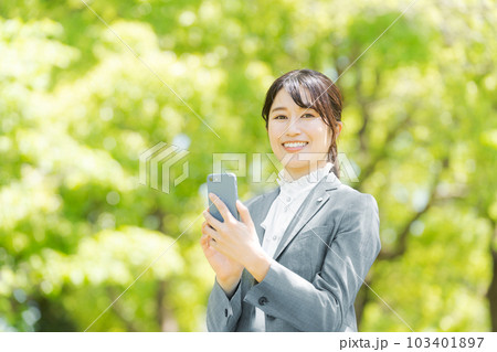 スマホを操作する女性の写真 103401897
