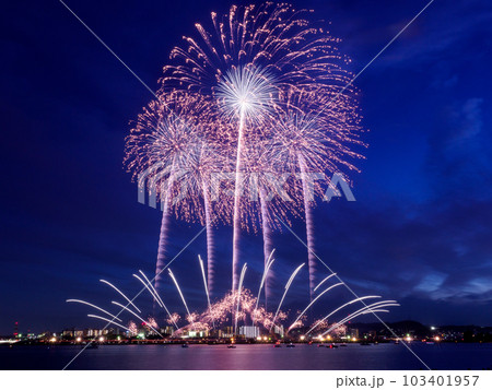 夏の恒例　桑名水郷花火大会 103401957