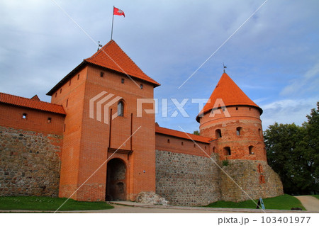北欧バルト三国リトアニア　首都ヴィリニュス近郊の都市トラカイの名所　下から見上げるトラカイ城 103401977