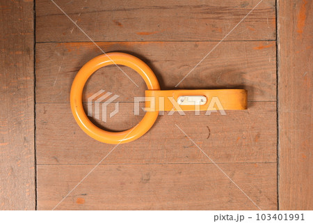 床に置いたつり革 103401991