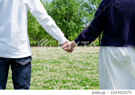 手をつなぐカップル 手をつなぐカップル 103402075