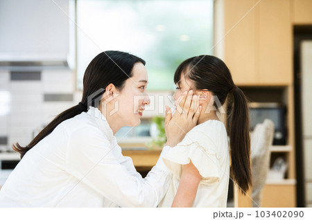 子供を説得する母親 103402090