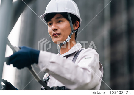 ビル建設の高所で働く若い職人 103402323