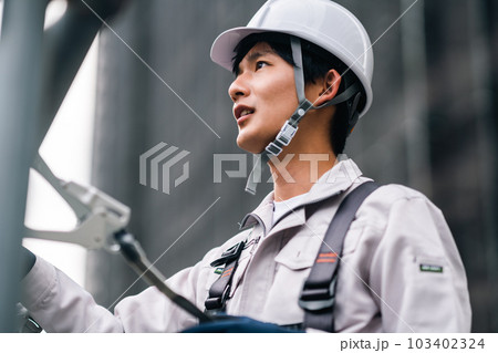 ビル建設の高所で働く若い職人 ビル建設の高所で働く若い職人 103402324