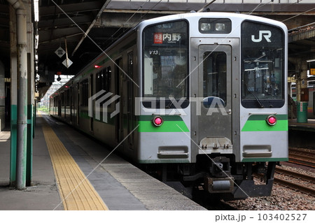 長岡駅に停車中のE127系電車（快速内野表示） 103402527