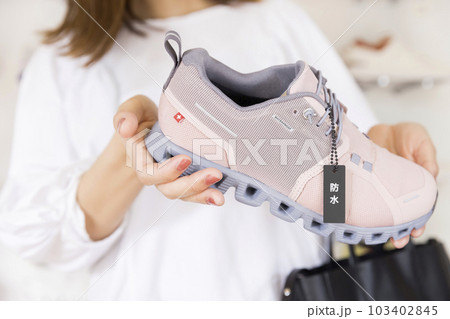 シューズショップで買い物をする若い女性手元 103402845