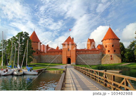 北欧バルト三国リトアニア　首都ヴィリニュス近郊の名所　ガルヴェ湖上の橋の先にあるトラカイ城 103402988