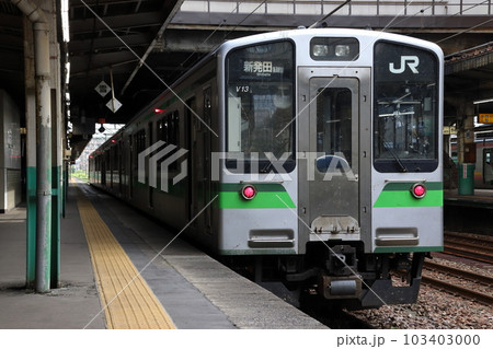 長岡駅に停車中のE127系電車（新潟経由新発田表示） 103403000