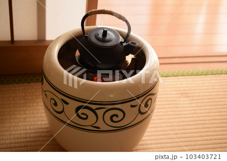 湯気の出ている南部鉄器の急須ののった火鉢 湯気の出ている南部鉄器の急須ののった火鉢 103403721