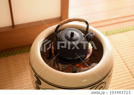 湯気の出ている南部鉄器の急須ののった火鉢 湯気の出ている南部鉄器の急須ののった火鉢 103403723