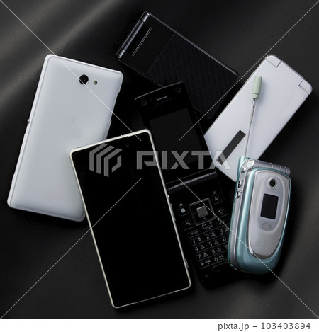 携帯_ガラケー_スマホ_型遅れ_廃棄 携帯_ガラケー_スマホ_型遅れ_廃棄 103403894