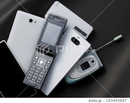 携帯_ガラケー_スマホ_型遅れ＿廃棄 103403897
