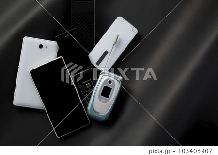 携帯_ガラケー_スマホ_型遅れ_廃棄 携帯_ガラケー_スマホ_型遅れ_廃棄 103403907