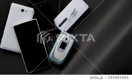 携帯_ガラケー_スマホ_型遅れ_廃棄 携帯_ガラケー_スマホ_型遅れ_廃棄 103403908