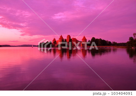 北欧バルト三国リトアニア 首都ヴィリニュス近郊の名所 夕焼けのガルヴェ湖上に浮かぶトラカイ城 北欧バルト三国リトアニア 首都ヴィリニュス近郊の名所 夕焼けのガルヴェ湖上に浮かぶトラカイ城 103404091