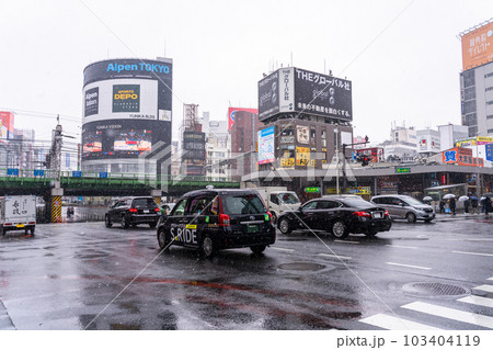 《東京都》雪降る冬の新宿都市風景 《東京都》雪降る冬の新宿都市風景 103404119