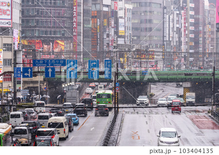 《東京都》雪降る冬の新宿都市風景 《東京都》雪降る冬の新宿都市風景 103404135