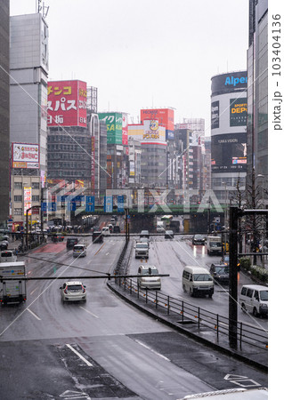 《東京都》雪降る冬の新宿都市風景 《東京都》雪降る冬の新宿都市風景 103404136