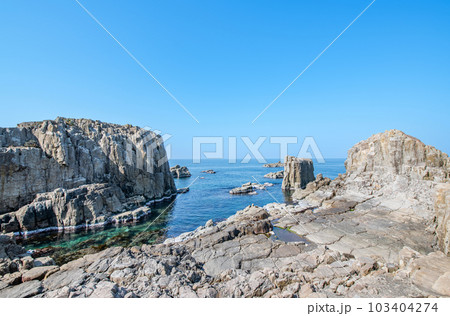 福井県坂井市 柱状節理による絶景が見られる人気の観光地 晴天の東尋坊 福井県坂井市 柱状節理による絶景が見られる人気の観光地 晴天の東尋坊 103404274