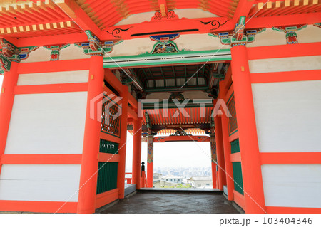 清水寺の正門から京都市街を眺望 清水寺の正門から京都市街を眺望 103404346