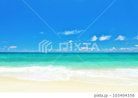 沖縄　宮古島　夏の青空と海 103404356