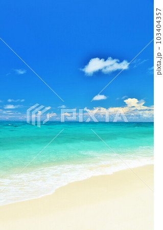 沖縄　宮古島　夏の青空と海 103404357