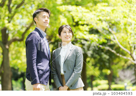新緑の中に立つ男女ポートレート 新緑の中に立つ男女ポートレート 103404593