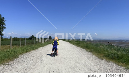 自転車に乗る子供 103404654