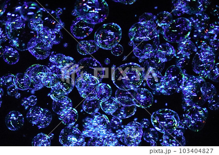 色鮮やかに輝くシャボン玉バブル 色鮮やかに輝くシャボン玉バブル 103404827