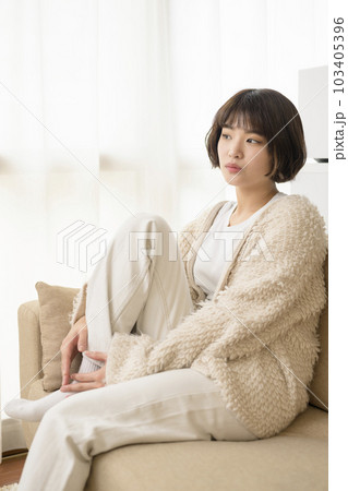 ソファでくつろぐ若い女性 103405396