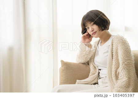 ソファでくつろぐ若い女性 103405397