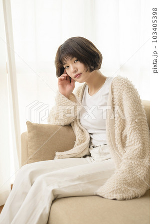 ソファでくつろぐ若い女性 103405398