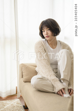 ソファでくつろぐ若い女性 103405404