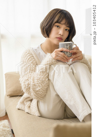 ソファでくつろぐ若い女性 103405412
