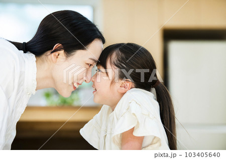 おでこをつける母と娘 103405640