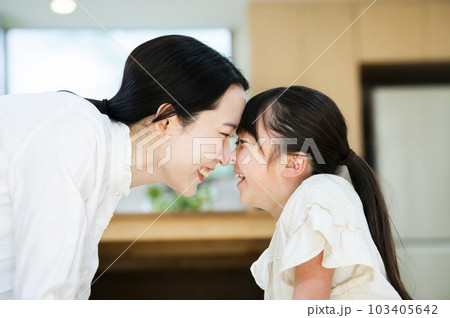 おでこをつける母と娘 103405642