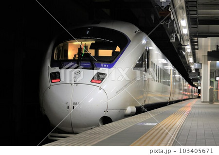 【JR九州】夜の885系「ソニック」（日豊本線：大分駅） 103405671