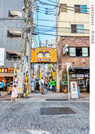 東京世田谷の都市風景 三軒茶屋・茶沢通り 東京世田谷の都市風景 三軒茶屋・茶沢通り 103405941