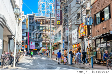 東京世田谷の都市風景 三軒茶屋・茶沢通り 東京世田谷の都市風景 三軒茶屋・茶沢通り 103405942