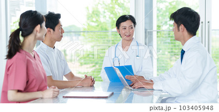 ミーティングをする医療チーム 103405948