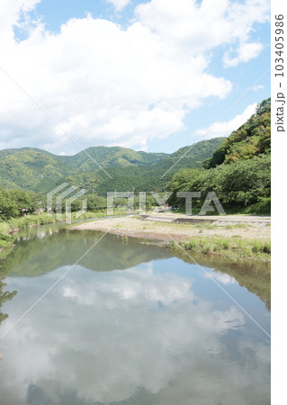 午後の陽射しに輝く静かな川辺の風景伊豆松崎町 午後の陽射しに輝く静かな川辺の風景伊豆松崎町 103405986