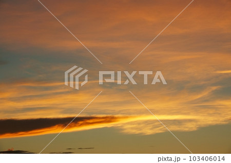 神秘的に朝焼けした夏の夜明け空・空主体・220730am 神秘的に朝焼けした夏の夜明け空・空主体・220730am 103406014