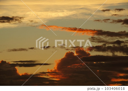 神秘的に朝焼けした夏の夜明け空・空主体・220730am 神秘的に朝焼けした夏の夜明け空・空主体・220730am 103406018