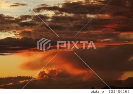 神秘的に朝焼けした夏の夜明け空・空主体・220730am 神秘的に朝焼けした夏の夜明け空・空主体・220730am 103406162