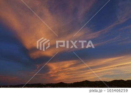 神秘的に朝焼けした夏の夜明け空・空主体・220730am 神秘的に朝焼けした夏の夜明け空・空主体・220730am 103406259