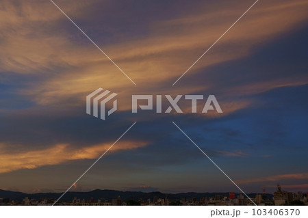 神秘的に朝焼けした夏の夜明け空・空主体・220730am 神秘的に朝焼けした夏の夜明け空・空主体・220730am 103406370