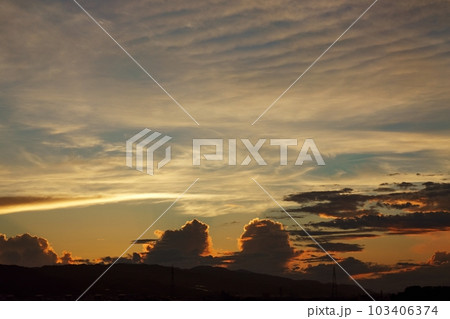 神秘的に朝焼けした夏の夜明け空・空主体・220730am 神秘的に朝焼けした夏の夜明け空・空主体・220730am 103406374