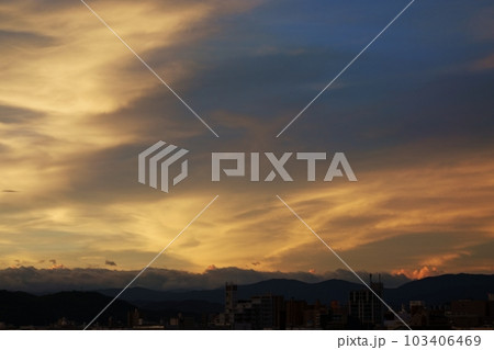 神秘的に朝焼けした夏の夜明け空・空主体・220730am 神秘的に朝焼けした夏の夜明け空・空主体・220730am 103406469