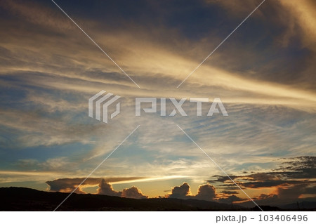 神秘的に朝焼けした夏の夜明け空・空主体・220730am 103406496